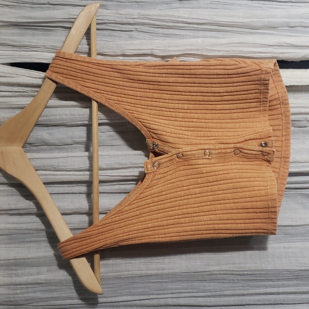 Sweater button crop